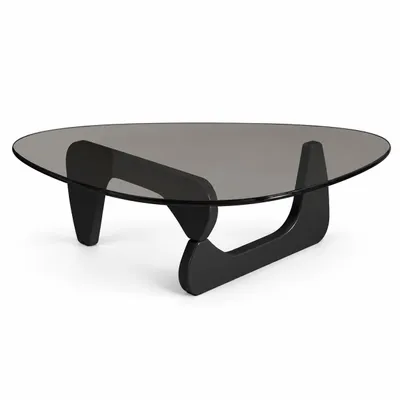 Dreieckiger Couchtisch mit rauchgrauer Glasplatte und schwarzem Holzgestell vor weißem Hintergrund.