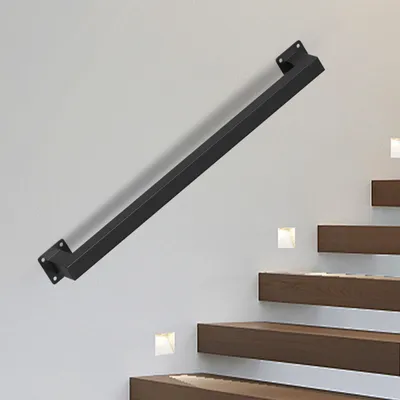 Zdjęcie produktu dla Poręcz Eikuavons Vierkant, czarna, 60 cm, wykonana z żelaza z powłoką proszkową, o wymiarach 30 x 30 mm, jednolita, przeznaczona do schodów i korytarzy