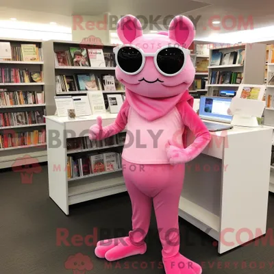 Produktbild von Maskottchen REDBROKOLY eines rosa Frosches mit Caprihose und Lesebrille