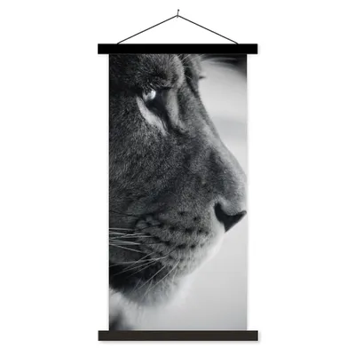 Produktbild von MuchoWow® Textilposter Tierprofil Löwe in schwarz und weiß 40x80 cm mit schwarzem Rahmen - Wandemalerei
