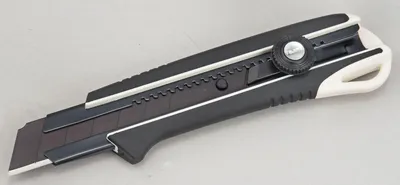 Produktbild von Tajima DORA Cuttermesser mit RAZAR BLACK Klinge mit Feststellschraube DC661W