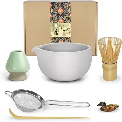Obrázek produktu pro Sada pro přípravu matcha čaje, vhodná pro japonskou čajovou ceremonii, obsahující: misku s výlevkou, bambusovou metličku (chasen), lžičku na čaj (chashaku), sítko na matcha a ingredience pro přípravu matcha latte. Barva: šedá