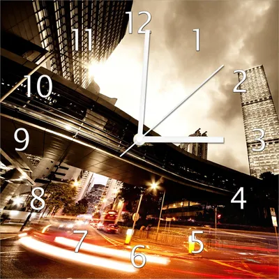 Produktbild von Wallario Design Wanduhr Stadt am Abend - Straße aus Echtglas, Größe 30 x 30 cm