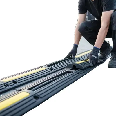 Productafbeelding van Kabelbeschermmat, 100 x 15 x 3,1 cm, gemaakt van duurzaam rubber, kabelgoot met 4 kanalen, ideaal voor buitengebruik, geschikt voor zwaar verkeer
