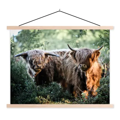 Produktbild von MuchoWow® Textilposter Schottische Highlander - Wald - Tiere 40x30 cm mit holzfarbenen Rahmen - Bilder