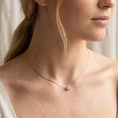 Produktbild von Lundholm Monique Halskette Damen Silberfarben – Zirkonia Anhänger 39 + 4 cm – Premium Edelstahl – Hypoallergen Wasserfest