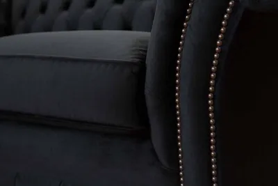 Zdjęcie produktu dla Czarna 2-osobowa sofa Chesterfield z tapicerką Sofa Design Tekstylna