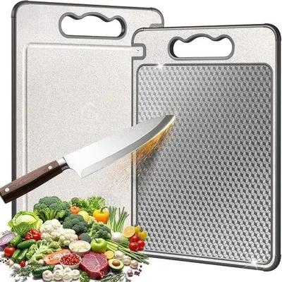 Immagine prodotto di Tagliere in lega di titanio con bacinella raccogli-succhi e affilacoltelli - tagliere doppio a doppio taglio in acciaio inossidabile S304, adatto al contatto con gli alimenti, ideale per carne, verdura, frutta e pane, 36,5 x 25 cm