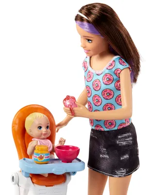 Produktbild von Barbie Skipper Babysitter Puppe (brünett), Spielset mit Baby-Puppe & Hochstuhl