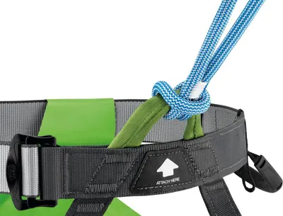 grünem Polster und blau-weißem Seil mit Knoten