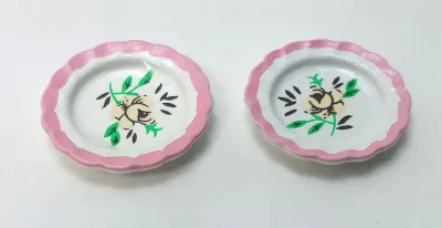 Produktbild von 2 St. Miniatur Porzellan Teller mit Blumenmuster. Für 1:12 Puppenstuben. 2,3 cm.
