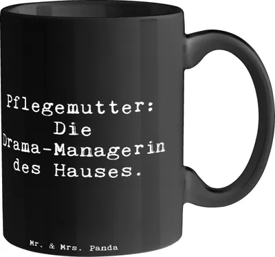 Produktbild von Mr. & Mrs. Panda Kaffeetasse Spruch Pflegemutter Managerin - Schwarz - Geschenk, handgemacht, Teetasse, Management, Bedruckte Tasse, herzerwärmende Sprüche, Geschenktasse