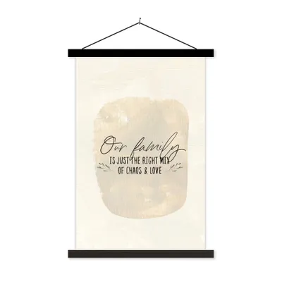 Produktbild von MuchoWow® Textilposter Zitate - Unsere Familie ist genau die richtige Mischung aus Chaos und Liebe - Familie - Sprichwörter 120x180 cm mit schwarzem Rahmen - Fotos