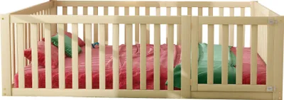 Produktbild von Kinderbett 140x200cm Doppelbett (ohne Matratze) Massivholzbett Holzboden Bettrahmen Holzfarbe Kiefer mit Sicherheitszaun und Tür