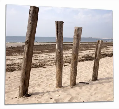 Produktbild von Wallario Herdabdeckplatte aus Glas, Größe 60 x 52 cm 2-teilig, Motiv Sandstrand mit Holzpfählen am Atlantischen Ozean