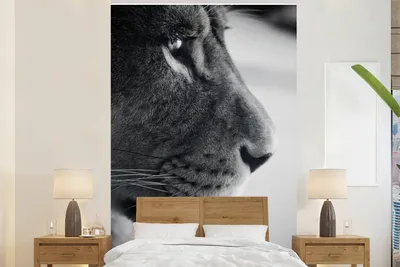 Produktbild von MuchoWow® Fototapete für Wohnzimmer oder Schlafzimmer Wandtapete Vinyl Motivtapete Tierprofil Löwe in schwarz und weiß - 225x350 cm - Schlafzimmer tapete