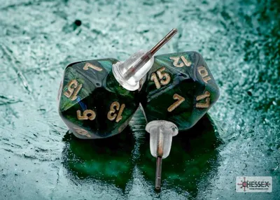 Produktbild von Chessex Ohrringe Scarabäus Jade Mini-Poly D20 für Abenteurer