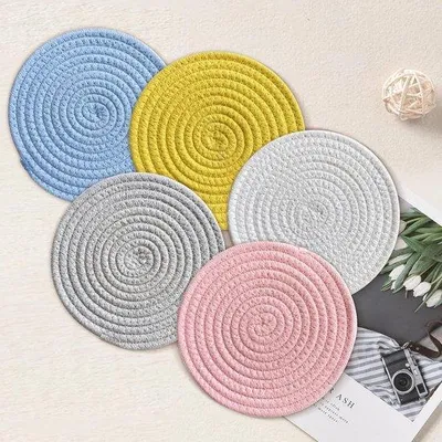 Productafbeelding van 5 Stuks Ronde Gevlochten Placemats Set - Hittebestendige Onderzetters in 5 Kleuren