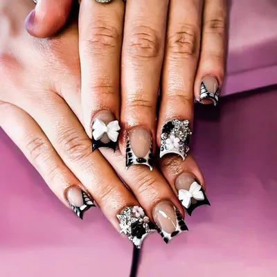 Produktbild von Künstliche Nägel 24 Stück kurz quadratisch mit Schleifenanhänger Zebra-Print Blumen Strasssteine