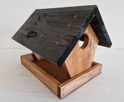 Produktbild von Vogelhaus Leon aus braunem Holz mit schwarzem Dach, 20 x 80 x 20 cm