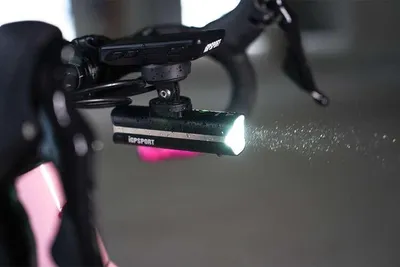 Immagine prodotto di IGPSPORT VS1200 luce anteriore con staffa M82