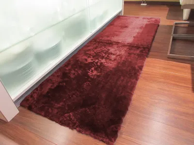 Produktbild von Teppich und Couchauflage FP195 Merino Lammfell rechteckig Bordeaux 195x60cm