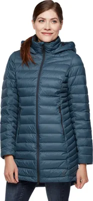 Dame trägt den "W Access Full Length Dwn Parka" von Black Diamond; eine isolierte Jacke in Blau mit Kapuze.