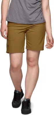 Damen Shorts von Black Diamond in braun; kombiniert mit einem grauen Oberteil; ideal für Outdoor-Aktivitäten.