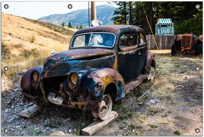 Produktbild von Wallario Outdoor-Poster für Garten oder Balkon, Motiv Rostiger Oldtimer auf dem Schrottplatz, in ca. 80 x 120 cm