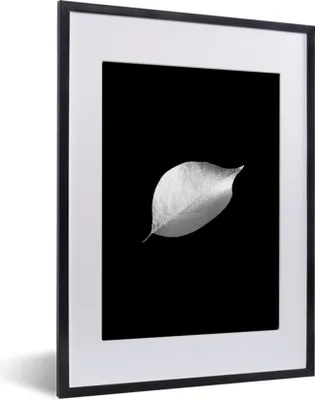 Produktbild von MuchoWow® Gerahmtes Poster Blatt auf schwarzem Hintergrund - schwarz und weiß 30x40 cm - Poster mit Schwarzem Bilderrahmen Wandposter Rahmen Foto Bilder - Wandposter Schlafzimmer