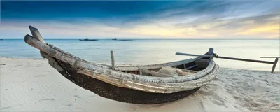 Produktbild von Wallario Poster - Fischerboot am Strand mit Sonnenuntergang, Kunstdruck Größe: 50 x 125 cm