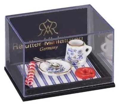 Produktbild von Tischgedeck Miniatur Goldzwiebel mit Brezel & Bierkrug, Porzellan 1:12