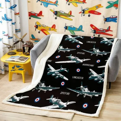 Produktbild von Omgoods – Fleece-Decke mit Flugzeugmotiv für Sofa und Bett