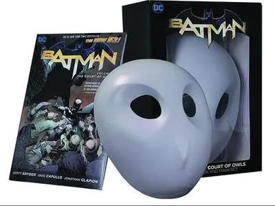 Zdjęcie produktu dla Batman: The Court of Owls Mask and Book Set