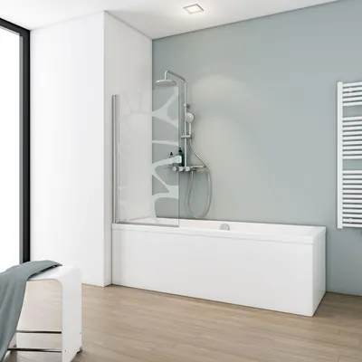 Ein sandbestrahlter Badewannenaufsatz im Design Wave auf einer Badewanne mit einem Duschsystem.
