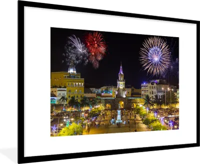 Produktbild von MuchoWow® Gerahmtes Poster Feuerwerk in Kolumbien 90x60 cm - Poster mit Schwarzem Bilderrahmen Wandposter Rahmen Foto Bilder - Wanddekoration - Fotos