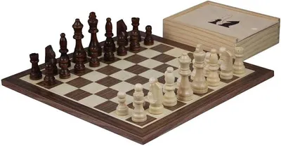 Imagen del producto de Juego de ajedrez de nogal, que incluye las piezas de ajedrez y el tablero, con unas dimensiones de 35,6 cm