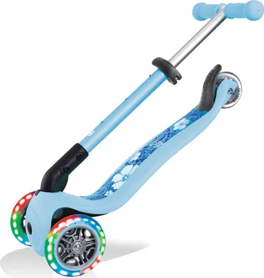 Produktbild von GLOBBER JUNIOR FOLDABLE FANTASY LIGHTS – Tretroller, 120/80 mm, ABEC 5, 3-rädrig, LED-Leuchtrollen, pastellblau-Flowers