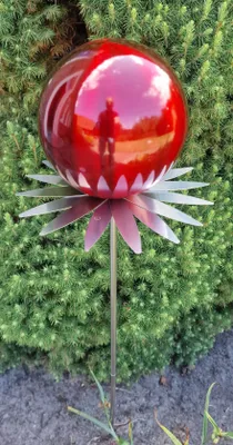 Produktbild von Blütenzauber Milano Rosenkugel 15 cm Edelstahl rot matt gebürstet Gartenstecker Deko mit Stab 80 cm