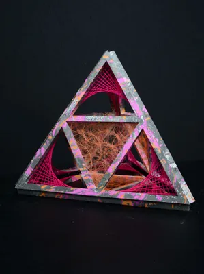 Produktbild von PSYWORK Schwarzlicht 3D StringArt Pyramide "Deep Pink Journey", 1,30m