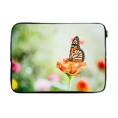 Produktbild von MuchoWow® Laptop Hülle 14 ZollOranger Schmetterling in einem Blumenfeld Laptoptasche - Laptoptasche - Stoßsicher - Schutzhaube