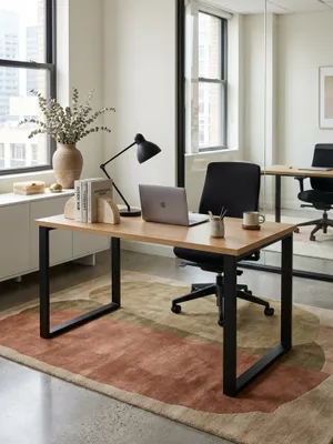 Minimalistischer Schreibtisch 120x60 cm mit Eiche-Dekor Platte und schwarzen Metallbeinen in einem hellen, aufgeräumten Homeoffice._#sku_SAFWL6.569#