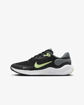 Produktbild von Nike Revolution 7 Jungen Laufschuh in Schwarz, Größe 5.5Y