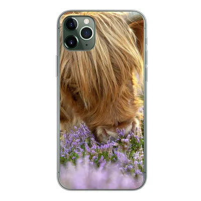 Produktbild von MuchoWow® Handyhülle Schutzhülle Hülle für iPhone 11 Pro Max Schottische Highlander - Gras - Heidekraut - Tiere Silikon Softcase Handy Hülle - Schutz