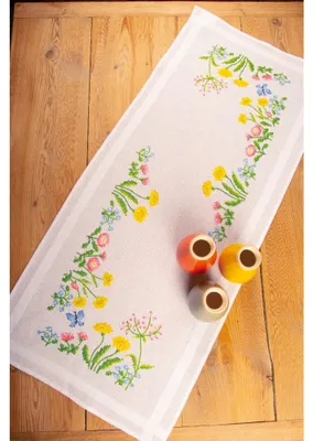 Produktbild von Gesticktes Kreuzstich-Set von Vervaco für eine Tischdecke mit dem Motiv "Wildblumen", 40 x 100 cm