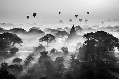 Produktbild von Balloons Over Bagan Poster 61 x 91,5 cm