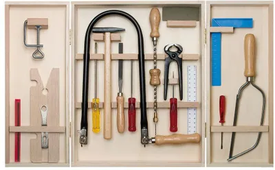 Produktbild von Pebaro 400 Laubsägeschrank mit Stahlwerkzeug und Holzbrettchen