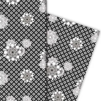 Produktbild von Grafisches Geschenkpapier mit Blüten auf Dreiecks Motiv, schwarz|weiß - G4786, 32 x 48cm