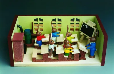 Produktbild von Miniaturstube Klassenzimmer mit Hasenlehrer BxHxT 11x4x6 cm NEU