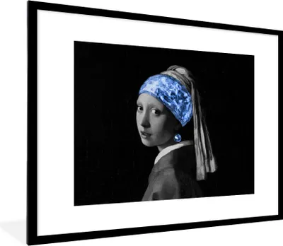 Produktbild von MuchoWow® Gerahmtes Poster Mädchen mit einem Perlenohrring - Kunst - Blau 80x60 cm - Poster mit Schwarzem Bilderrahmen Wandposter Rahmen Foto Bilder - Schlafzimmer-Dekorationen - Fotoposter